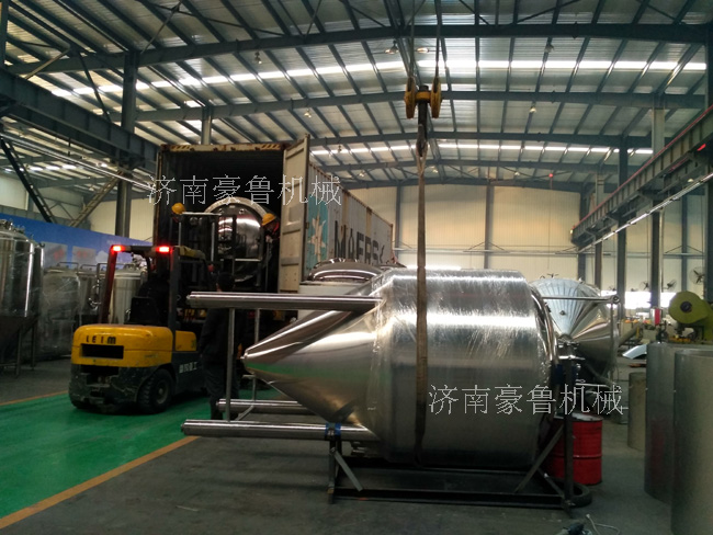 车间工人在搬运开云手机注册