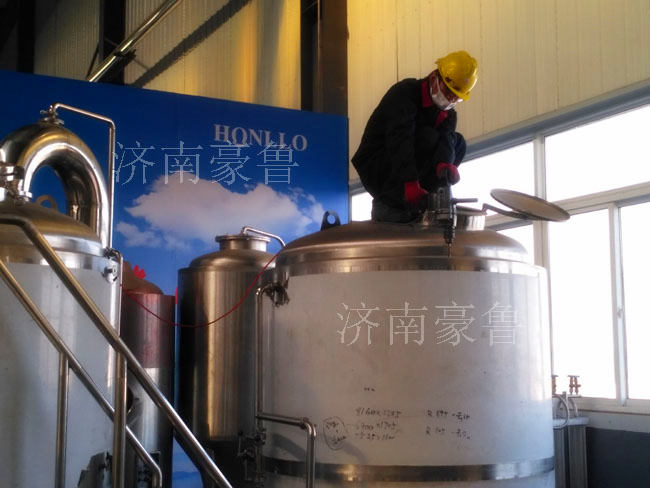 工人在加工开云手机注册罐体