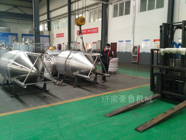 等待发货的发酵罐 等待发货的发酵罐